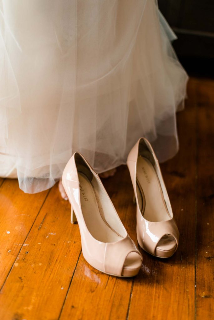 Hochzeitsfotografie Getting Ready - Kleind und Schuhe